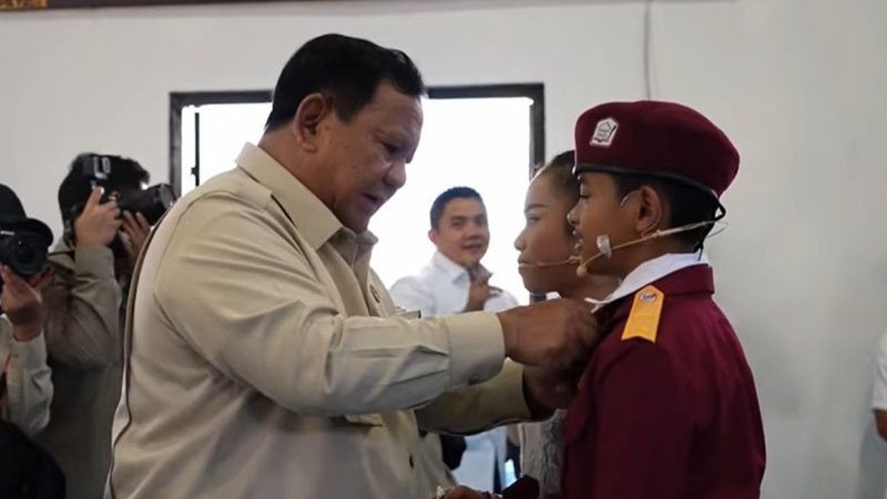 Presiden Prabowo Subianto menginstruksikan percepatan penambahan fasilitas Sekolah Rakyat Bali, merespons tingginya minat siswa kurang berdaya dan kapasitas yang terbatas, demi pemerataan akses pendidikan.