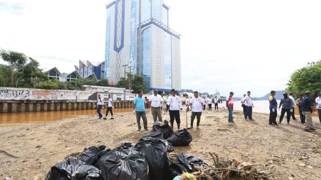 Gubernur Papua Mathius D Fakhiri mengajak seluruh masyarakat untuk mengoptimalkan pengelolaan sampah melalui pendekatan ekonomi sirkular, mengurangi timbunan limbah dan menciptakan nilai ekonomi baru di Papua.