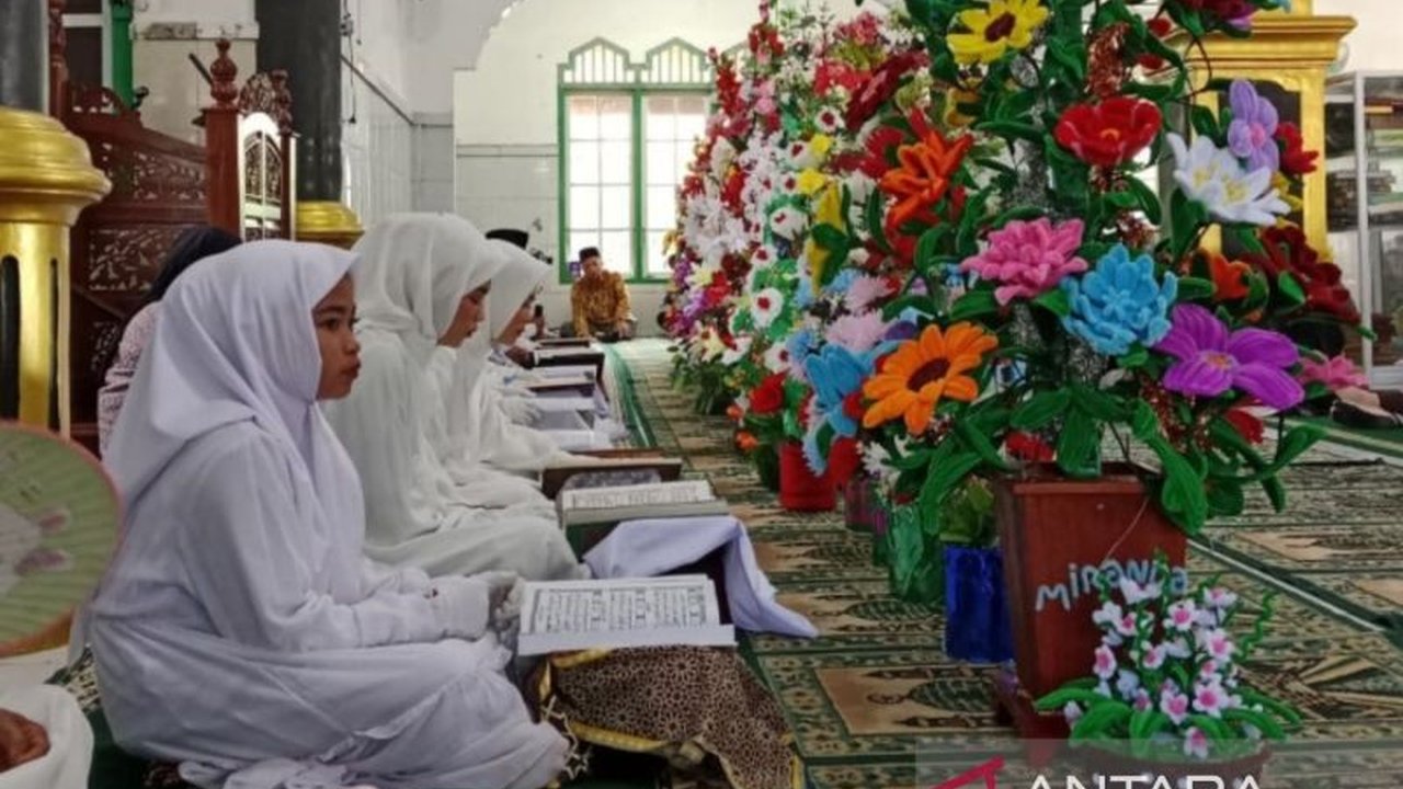 Pemerintah Kabupaten Bangka Barat memfasilitasi tradisi Pesta Panggil Suku Ketapik di Desa Kacung, menjadikannya aset budaya daerah yang mendukung pariwisata lokal dan menarik perhatian publik.