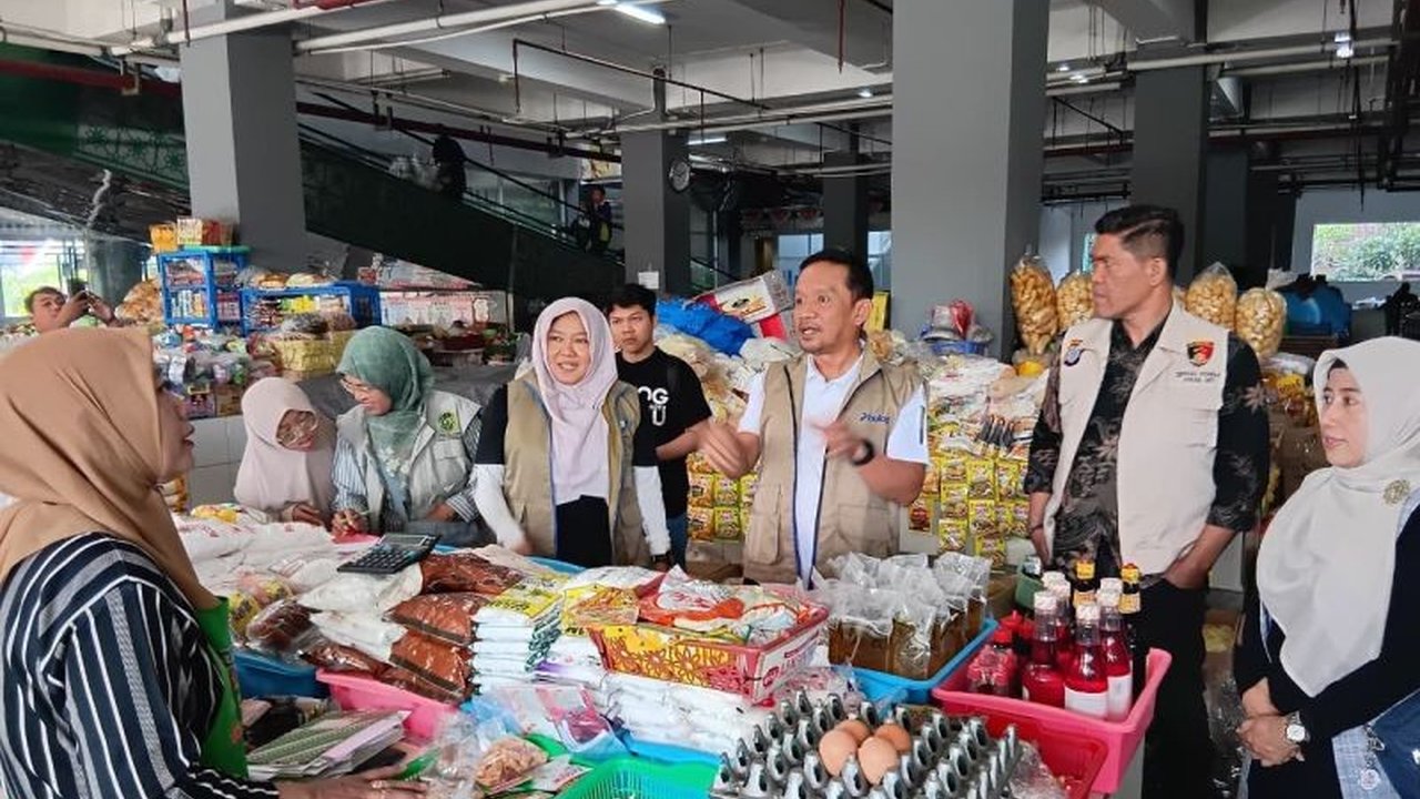 Perum Bulog Kanwil DIY memperkuat upaya stabilisasi harga pangan melalui percepatan penyaluran bantuan beras dan Minyakita, memastikan ketersediaan dan keterjangkauan bagi masyarakat di wilayahnya.