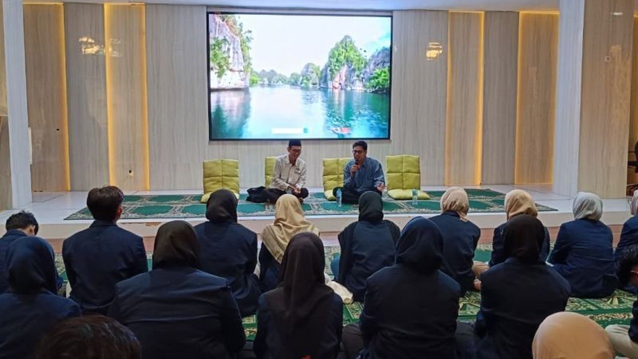 Puluhan mahasiswa UIN KHAS Jember berkunjung ke PWNU Jatim untuk mendalami Nilai Perjuangan NU dalam kajian poskolonial, menyoroti peran penting ulama dalam sejarah kemerdekaan Indonesia dan relevansinya bagi generasi muda.