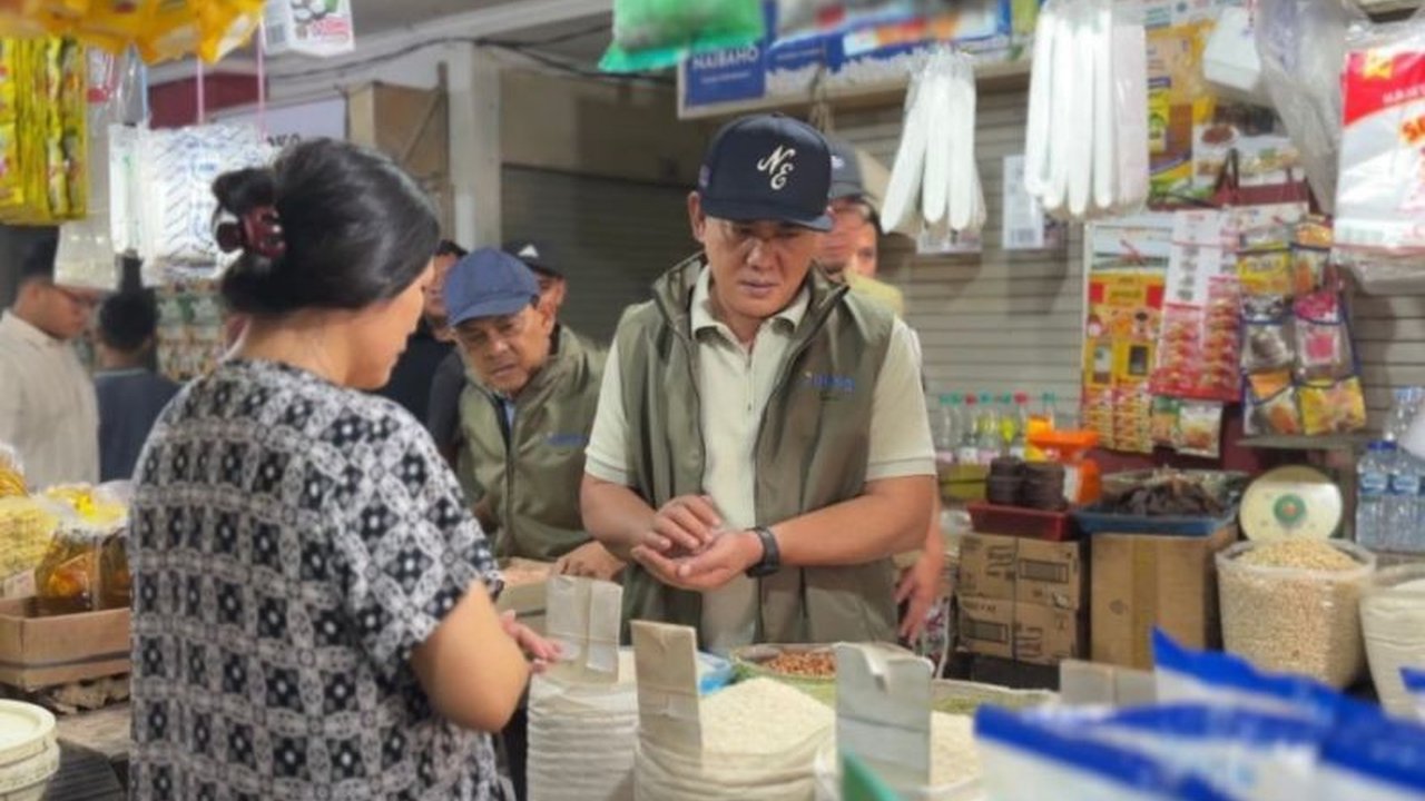 Perum Bulog Sumut menegaskan harga Minyakita tetap sesuai HET Rp15.700 per liter di pasar, menjamin ketersediaan pasokan bagi masyarakat. Pedagang yang melanggar ketentuan harga akan menghadapi sanksi tegas.