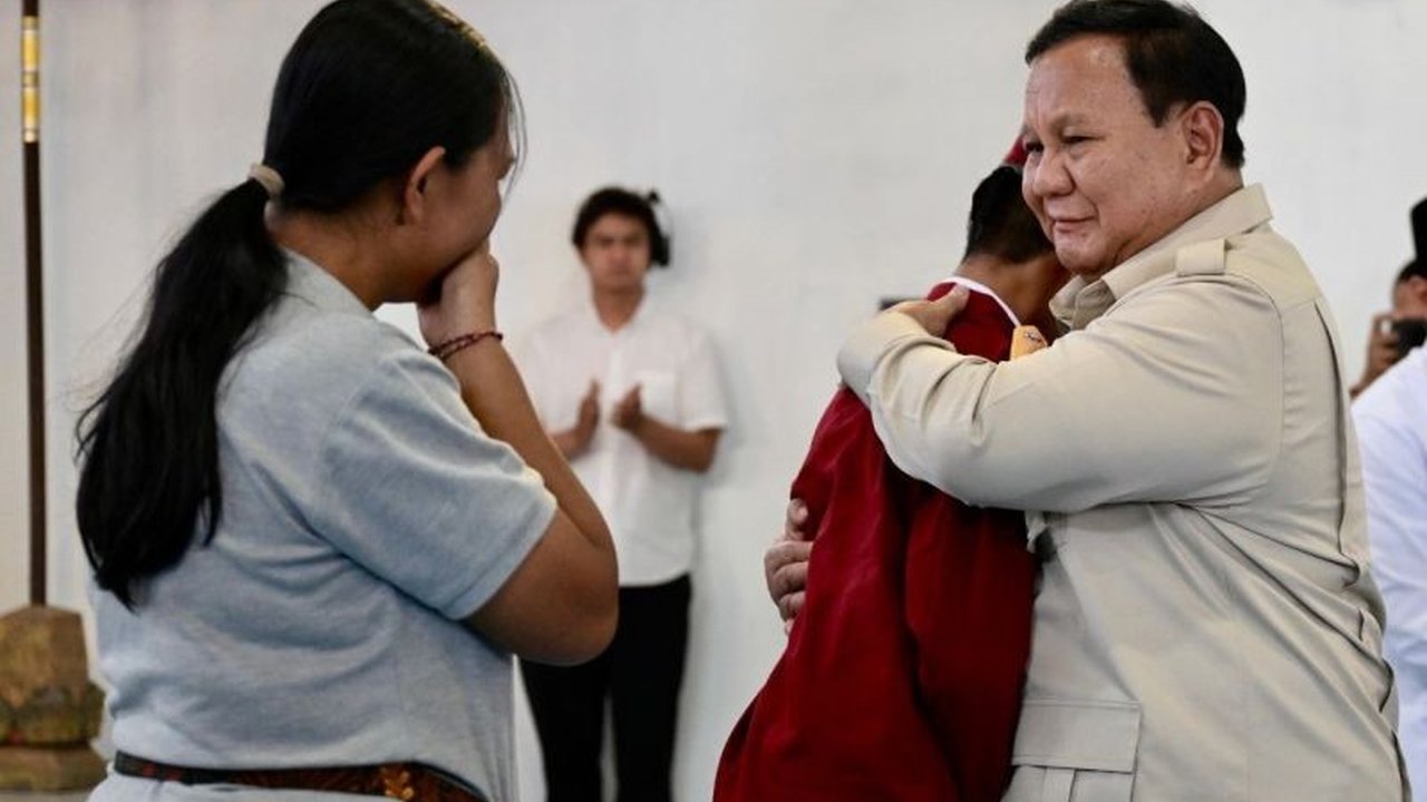 Presiden Prabowo Subianto menegaskan pendidikan sebagai instrumen utama mewujudkan hidup layak dan kesejahteraan, menyoroti peran vital program Sekolah Rakyat dalam pemerataan akses pendidikan.