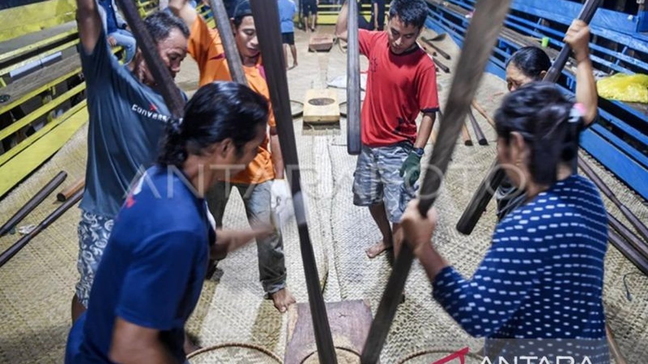 Masyarakat adat Kutai Lawas di Desa Kedang Ipil, Kutai Kartanegara, terus melestarikan tradisi Nutuk Beham sebagai ungkapan syukur atas melimpahnya hasil panen padi, sebuah warisan leluhur yang sarat nilai spiritual dan gotong royong.