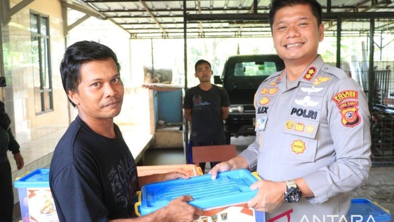 Polres Cianjur menyalurkan bantuan sembako kepada pekerja pabrik tahu dan tempe yang terdampak kenaikan harga kedelai. Simak bagaimana Bantuan Sembako Polres Cianjur ini meringankan beban ratusan keluarga di tengah kesulitan ekonomi.