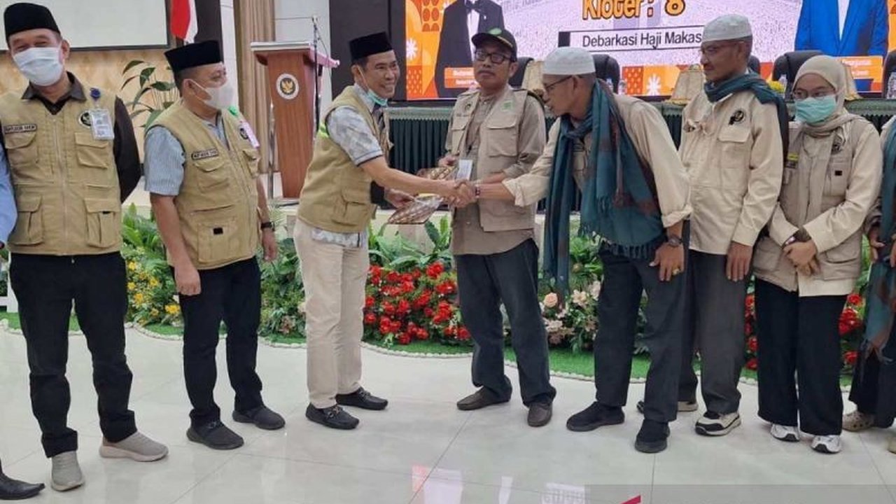 Ratusan jamaah haji Pinrang kloter 8 tiba di Makassar setelah menunaikan ibadah haji, disambut Bupati Irwan Hamid dan PPIH Debarkasi Makassar. Pesan penting disampaikan untuk menjaga kemabruran haji.