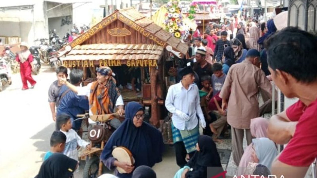 Ribuan warga antusias mengikuti tradisi Pesta Panggil Suku Ketapik di Bangka Barat, sebuah warisan leluhur yang terus dilestarikan untuk mempererat kebersamaan dan wujud syukur.