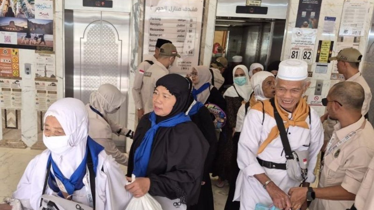 Petugas Penyelenggara Ibadah Haji (PPIH) Arab Saudi memulai pemberangkatan jamaah haji gelombang kedua dari Makkah menuju Madinah, menandai fase penting ibadah haji setelah rangkaian ibadah di Tanah Suci.