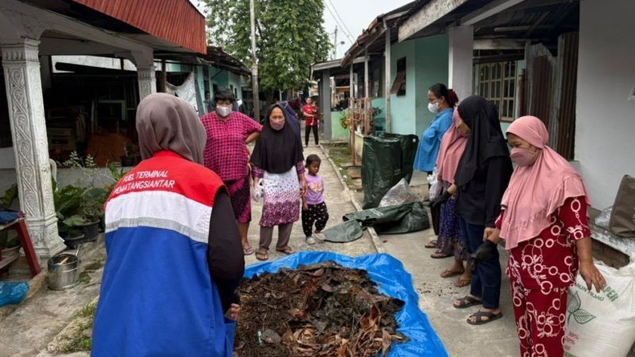 Pertamina Patra Niaga mengukuhkan komitmen pada Ketahanan Pangan Berkelanjutan melalui program inovatif budi daya bioflok dan urban farming, meningkatkan kesejahteraan masyarakat.
