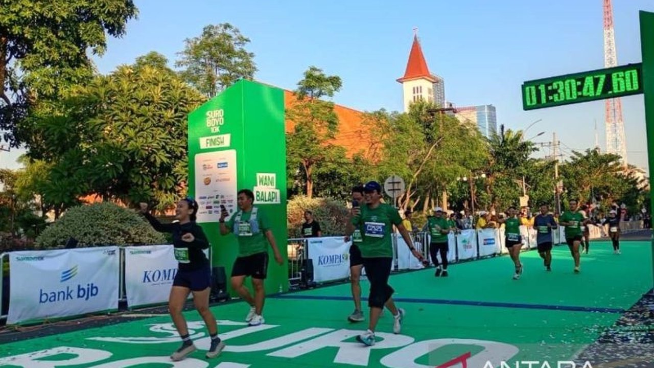 Ajang lari perdana Suroboyo 10K di Surabaya sukses besar, dengan ratusan pelari mencatatkan waktu di bawah 45 menit, menunjukkan potensi besar kota ini sebagai destinasi lari yang menjanjikan.