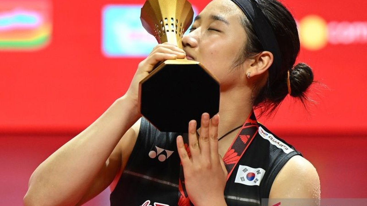 An Se-young kembali mengukir sejarah! Tunggal putri nomor satu dunia ini berhasil mempertahankan gelar Juara Indonesia Open 2026, mengalahkan Akane Yamaguchi dalam final sengit di Jakarta.