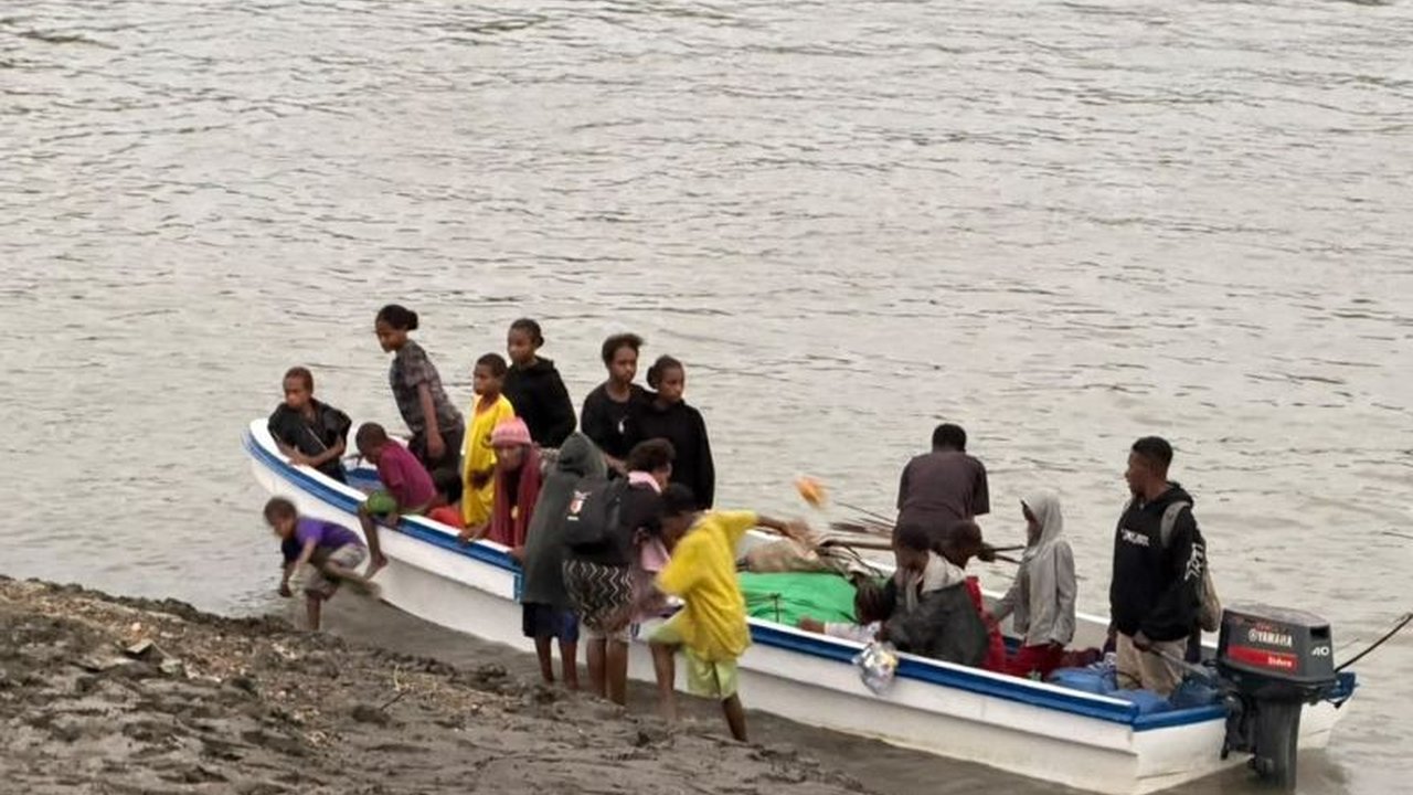 Sebanyak 104 warga Distrik Manggelum mengungsi ke Tanah Merah, ibu kota Kabupaten Boven Digoel, Papua Selatan, akibat situasi keamanan yang tidak kondusif setelah kedatangan Kelompok Kriminal Bersenjata (KKB).