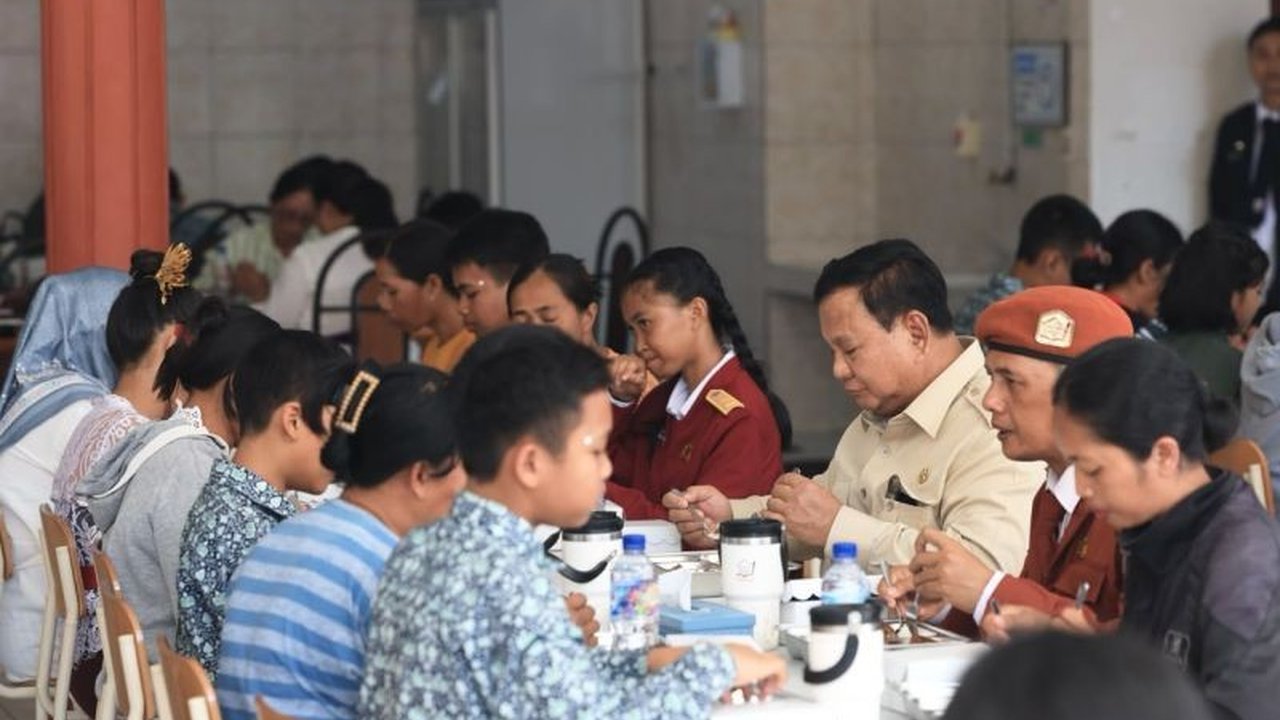 Presiden Prabowo Subianto menikmati program Makan Bergizi Gratis (MBG) bersama siswa SRMP 17 Tabanan, Bali, menegaskan komitmennya terhadap akses pendidikan bagi masyarakat kurang mampu dan menyoroti antusiasme tinggi terhadap Sekolah Rakyat.