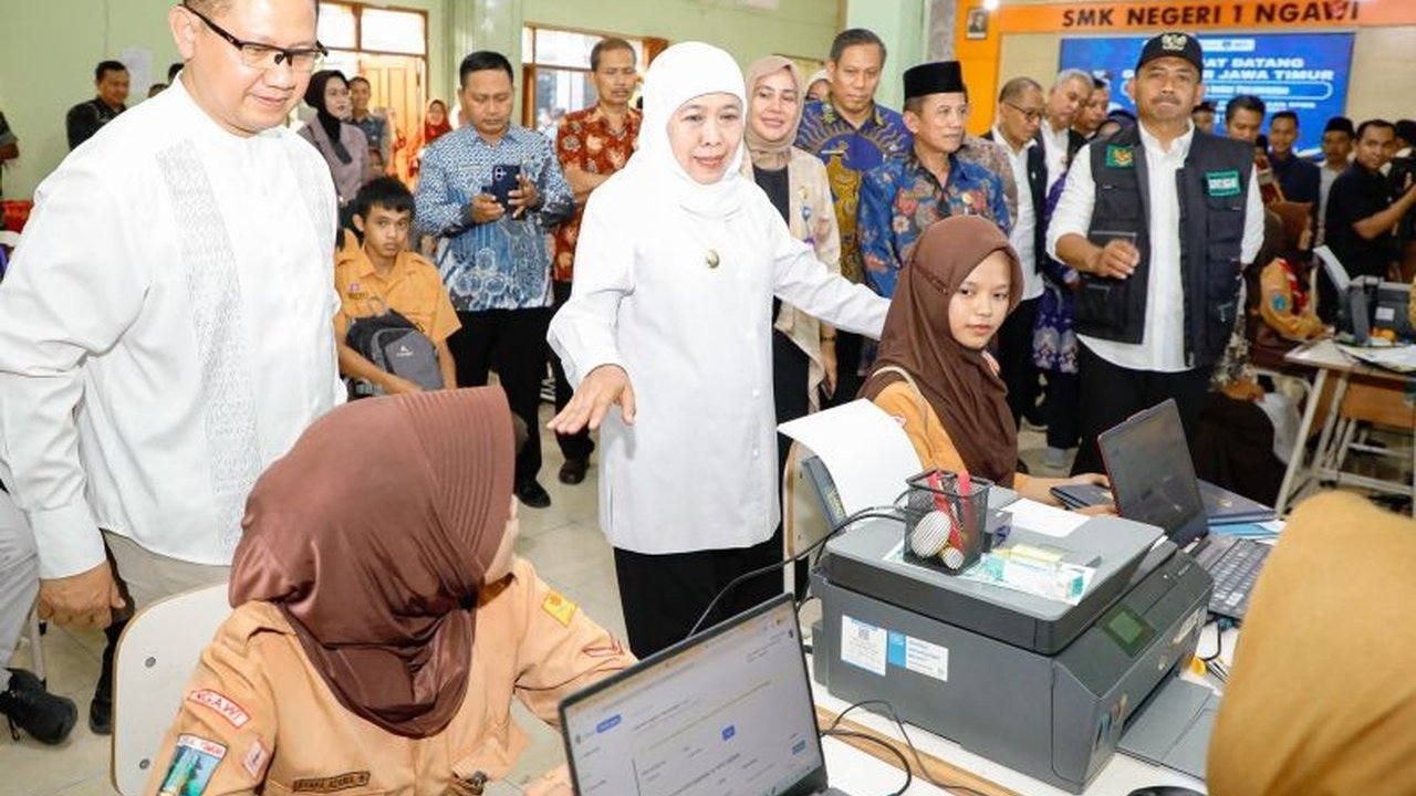 Gubernur Jawa Timur Khofifah Indar Parawansa memuji kelancaran pelaksanaan SPMB SMA/SMK Ngawi Tahun Ajaran 2026/2027. Sistem verifikasi data yang terjadwal rapi menjadi kunci suksesnya.