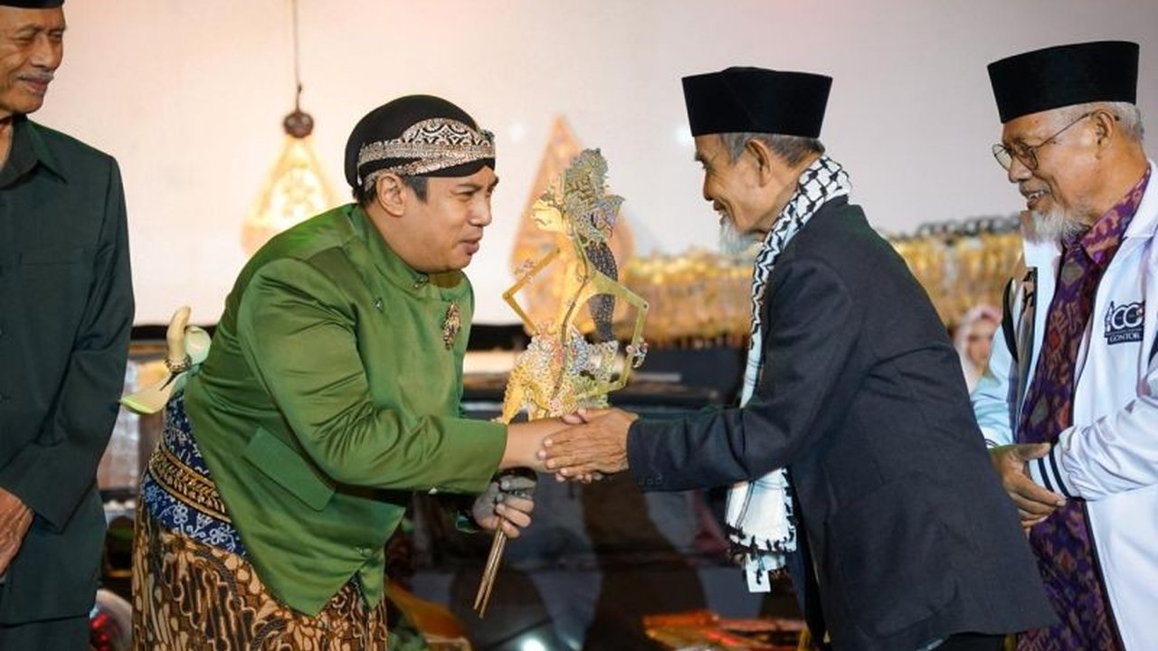 Peringatan satu abad Pondok Modern Darussalam Gontor dimeriahkan dengan pagelaran Wayang Kulit Gontor yang menjadi sarana dakwah, pendidikan karakter, serta pelestarian budaya bagi santri dan masyarakat.