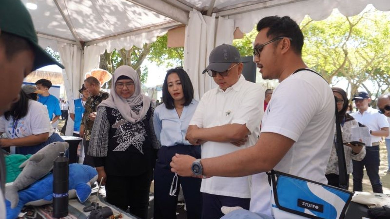 Dalam rangka Hari Laut Sedunia, Kementerian Kelautan dan Perikanan (KKP) menggandeng berbagai elemen masyarakat untuk memperkuat komitmen pengelolaan laut berkelanjutan demi mewujudkan ekosistem laut yang sehat dan ekonomi biru.