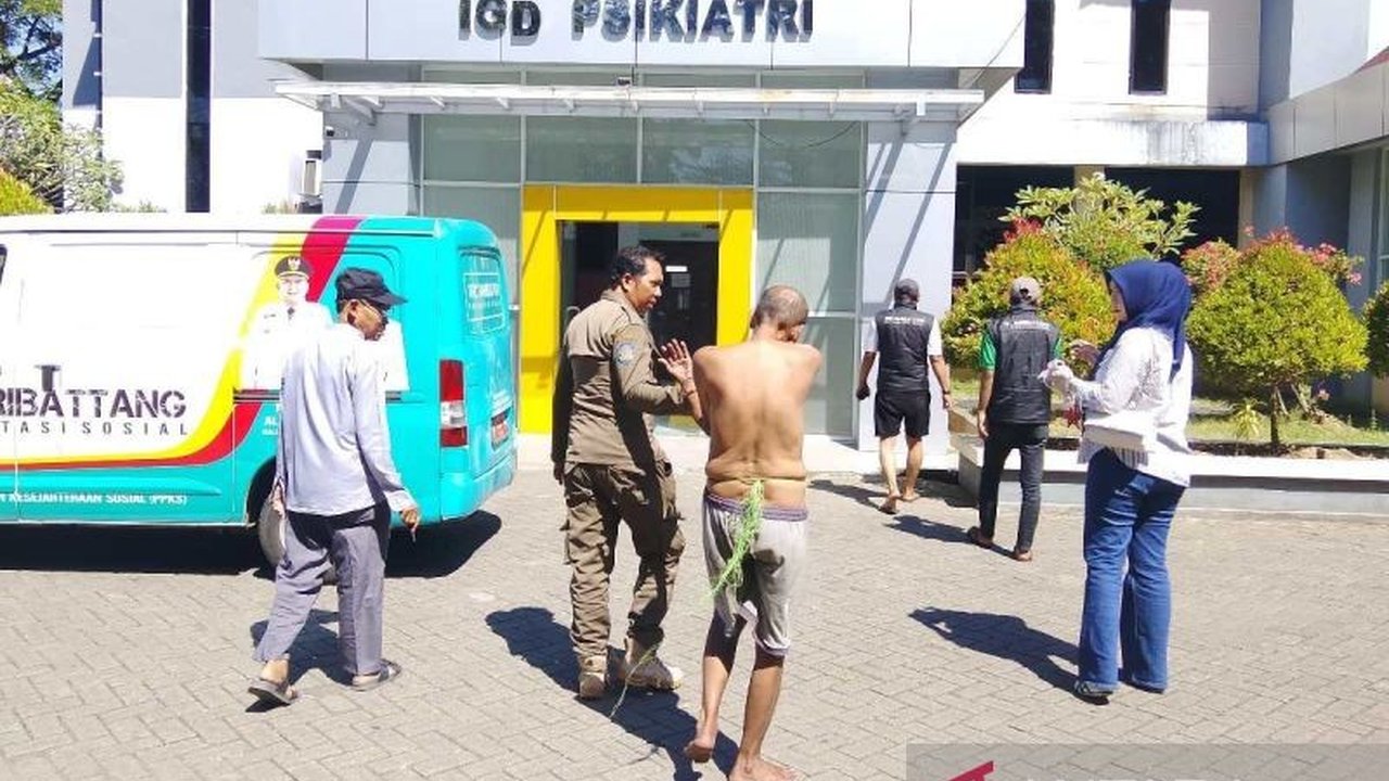 Dinas Kesehatan Makassar bergerak cepat dalam Evakuasi ODGJ Makassar ke RSKD Dadi untuk perawatan intensif, memastikan keselamatan pasien dan ketenteraman masyarakat.