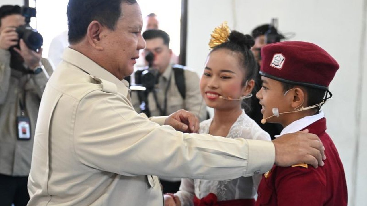 Presiden Prabowo Subianto meninjau SRMP 17 Tabanan, Bali, mendengarkan langsung kisah inspiratif siswa Sekolah Rakyat yang merasakan dampak positif program pendidikan prioritas ini, menegaskan komitmen pemerintah dalam pemerataan akses pendidikan.