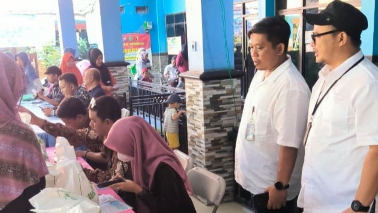 Perum Bulog Surabaya sukses menyalurkan Bantuan Pangan Bulog Surabaya berupa beras dan minyak goreng kepada 181.442 penerima di Sidoarjo, memastikan ketahanan pangan masyarakat.