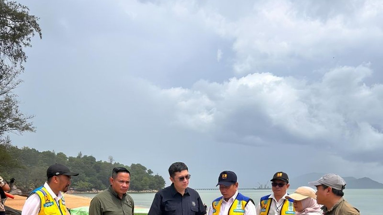 Pemerintah pusat serius mengkaji pembangunan infrastruktur pengamanan untuk mengatasi abrasi Pantai Kura-kura di Bengkayang, Kalimantan Barat, yang mengancam pariwisata dan ekonomi lokal, serta membutuhkan dukungan penuh.