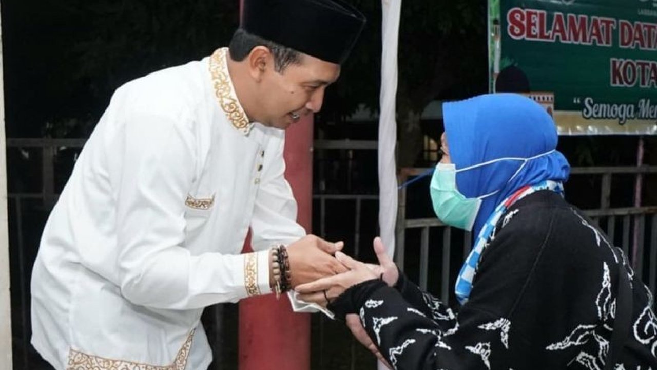 Ratusan Haji Madiun Tiba di Asrama Haji, Plt Wali Kota Madiun F Bagus Panuntun menyambut kepulangan 225 jamaah Kloter 22 dengan harapan menjadi haji mabrur dan membawa dampak positif bagi masyarakat.