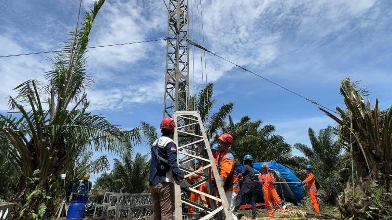 PLN Sumut bergerak cepat mengerahkan 11 tower emergency untuk memulihkan sistem kelistrikan di Sumatera Utara yang terdampak cuaca ekstrem, memastikan pasokan listrik kembali normal dan mengurangi dampak pemadaman.