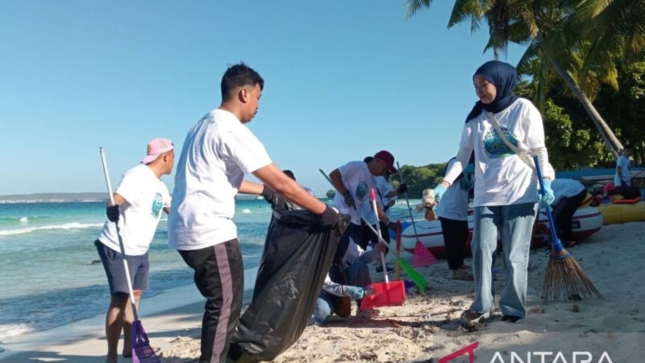 PT ASDP Baubau sukses menggelar Ocean Clean Up di Pantai Nirwana, mengangkut 472 kg sampah didominasi plastik. Aksi ini wujud komitmen ASDP Baubau dalam pelestarian lingkungan.