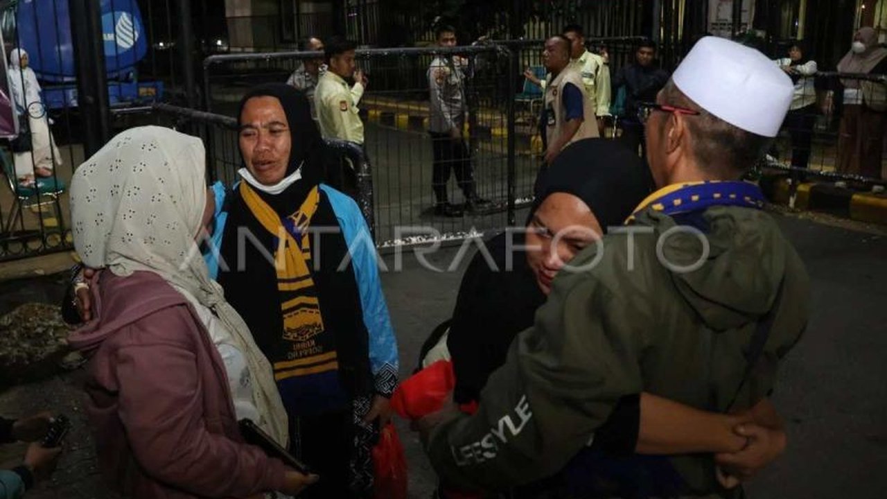 Petugas Penyelenggara Ibadah Haji Debarkasi Makassar melaporkan 3.135 jemaah haji telah kembali ke tanah air, termasuk Kloter 8 asal Pinrang, menandai fase awal kepulangan haji Makassar.