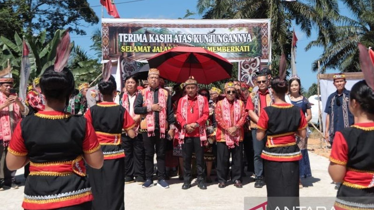 Wakil Gubernur Kalimantan Barat Krisantus Kurniawan mengajak generasi muda untuk aktif dalam Pelestarian Budaya Dayak, khususnya melalui peran penting rumah adat sebagai benteng identitas di tengah modernisasi.