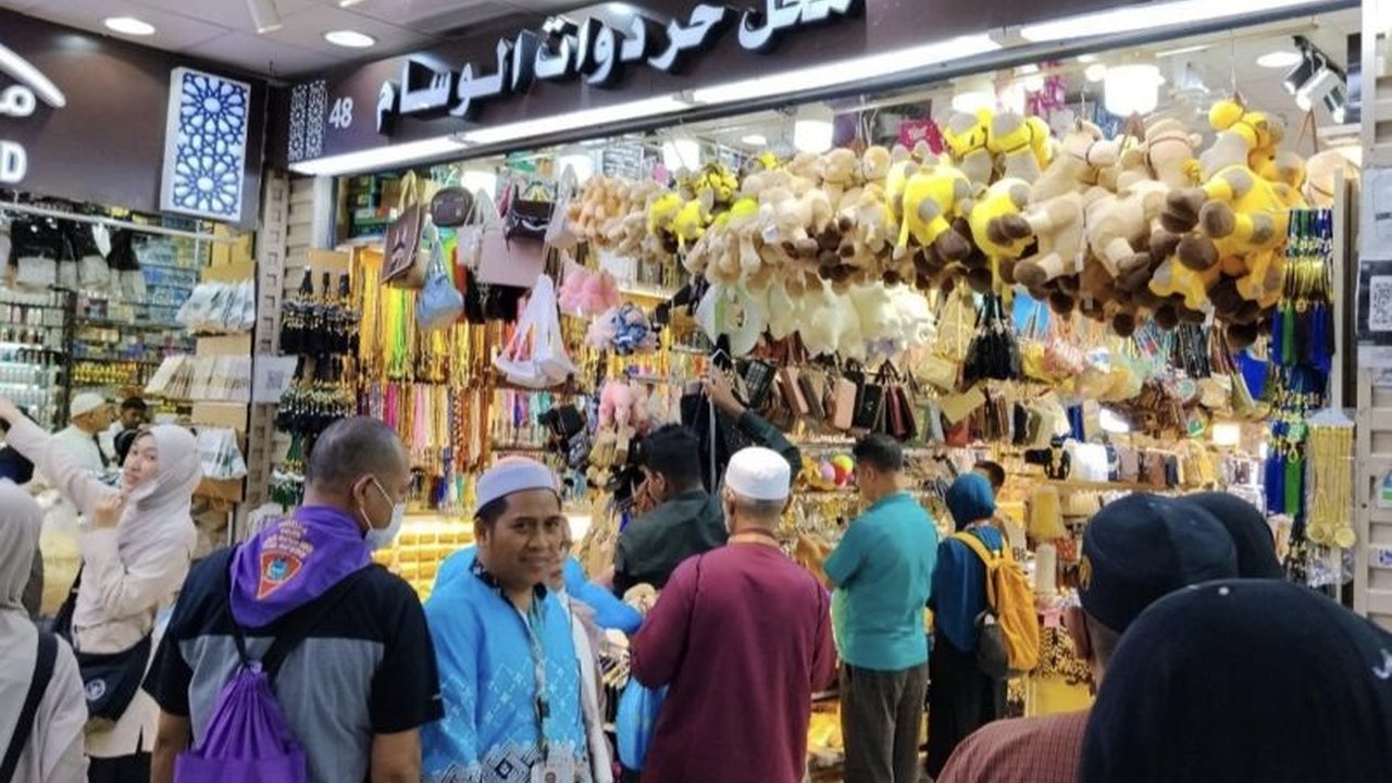 Jamaah haji Indonesia mulai memadati Pasar Kakiyah Makkah, dijuluki 'Tanah Abang-nya Makkah', untuk berburu cendera mata khas haji dengan harga terjangkau sebelum kembali ke tanah air.