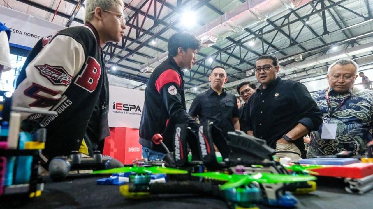 Kementerian Ekonomi Kreatif (Kemenekraf) menegaskan industri gim dan esport bukan lagi sekadar hiburan, melainkan penggerak ekonomi kreatif yang menciptakan peluang kerja baru dan talenta digital berdaya saing global.