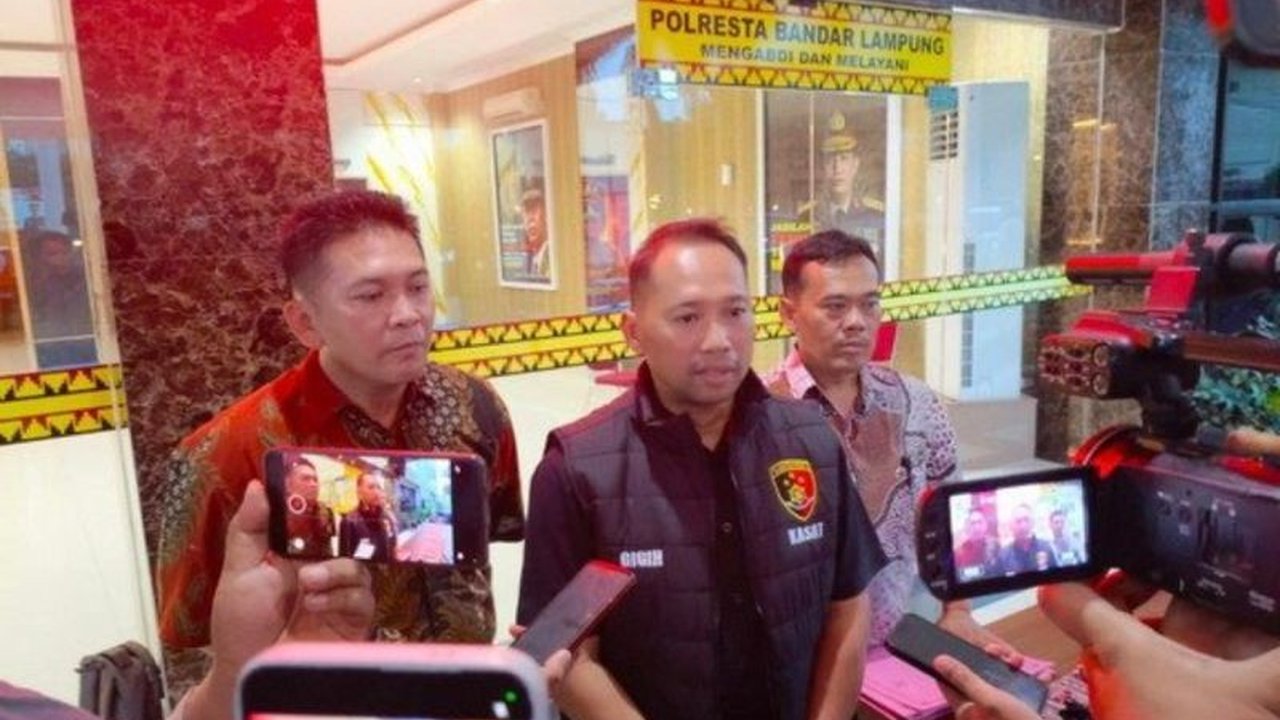 Polresta Bandarlampung terus mendalami kasus penimbunan MinyaKita, memeriksa 12 saksi dan menetapkan dua tersangka. Simak perkembangan terbaru penyelidikan dugaan penyalahgunaan minyak goreng bersubsidi ini yang merugikan konsumen.