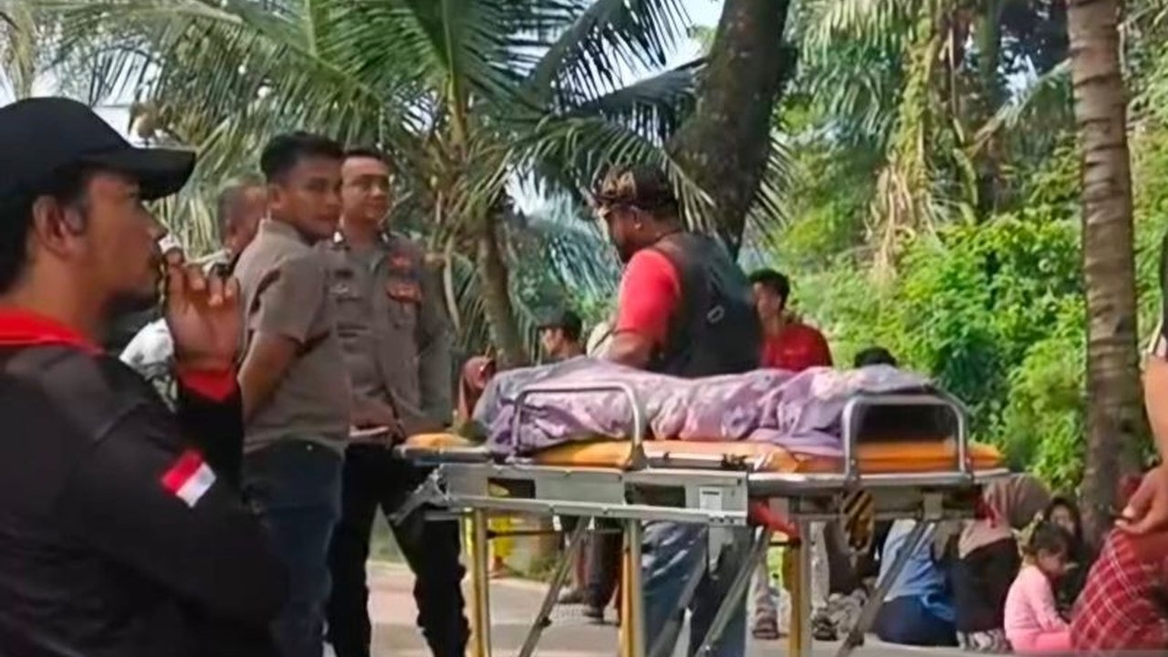 Warga Bojongpicung, Cianjur, digegerkan penemuan jasad anak laki-laki berusia 11 tahun di saluran irigasi. Polisi masih mendalami penyebab pasti kematian Jasad Anak Bojongpicung tersebut yang diduga tenggelam.
