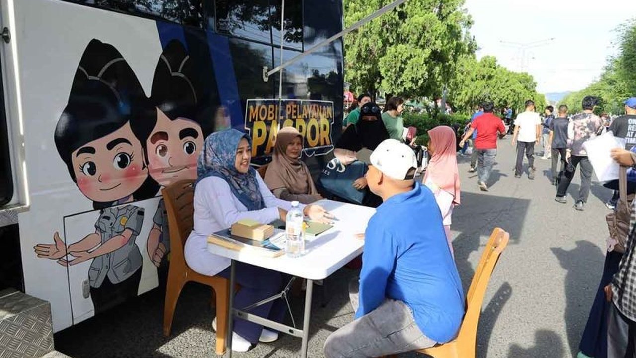 Kantor Imigrasi Kelas I TPI Banda Aceh berinovasi dengan menghadirkan Layanan Sikupi di area Car Free Day (CFD) Kota Banda Aceh, mempermudah masyarakat mengurus paspor di akhir pekan. Layanan Sikupi Imigrasi Banda Aceh ini menunjukkan komitmen mendekatkan