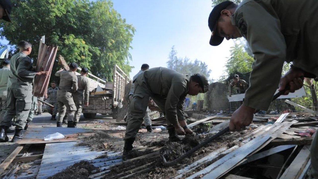 Wali Kota Banda Aceh Illiza Sa'aduddin Djamal menegaskan bahwa Penertiban Bangunan Liar Banda Aceh merupakan upaya mewujudkan penataan ruang publik yang nyaman dan representatif bagi masyarakat.