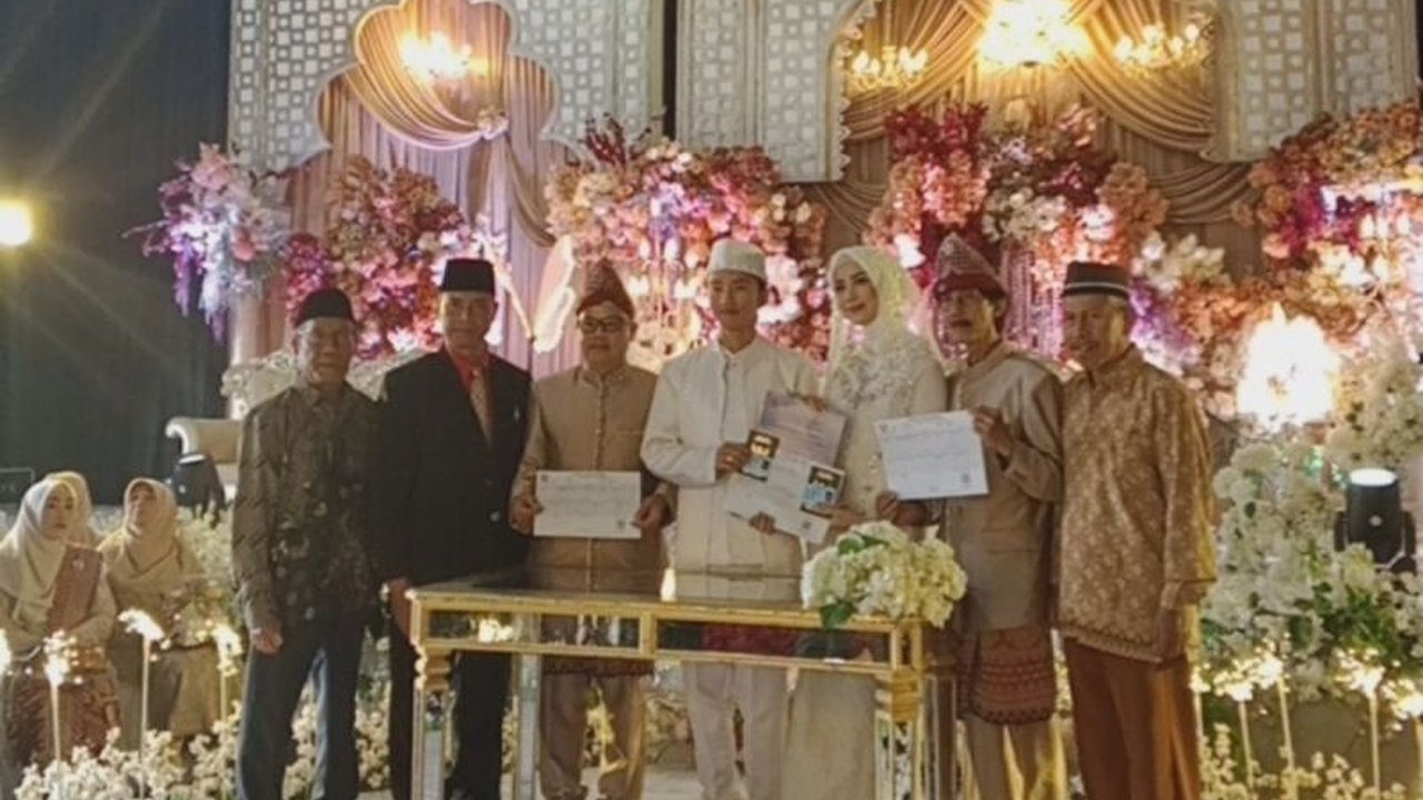 Dinas Kependudukan dan Pencatatan Sipil (Disdukcapil) Rejang Lebong membuka pelayanan pada Sabtu dan Minggu, fokus pada pengurusan dokumen pernikahan melalui program inovatif Seven in One.
