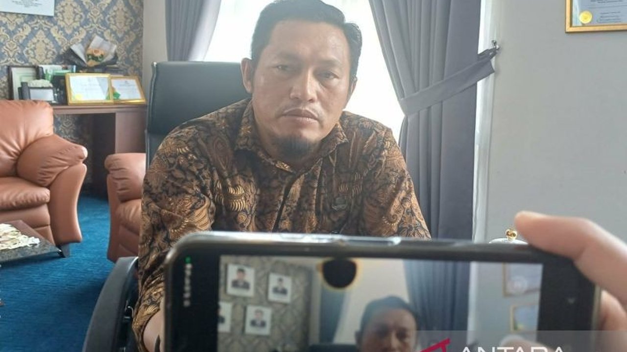 Dinas ESDM Kepri mengumumkan enam PLTS Komunal Kepri kini beroperasi, membawa penerangan listrik ke pulau-pulau terluar di Batam, Lingga, dan Karimun, sekaligus mendukung target energi bersih nasional.