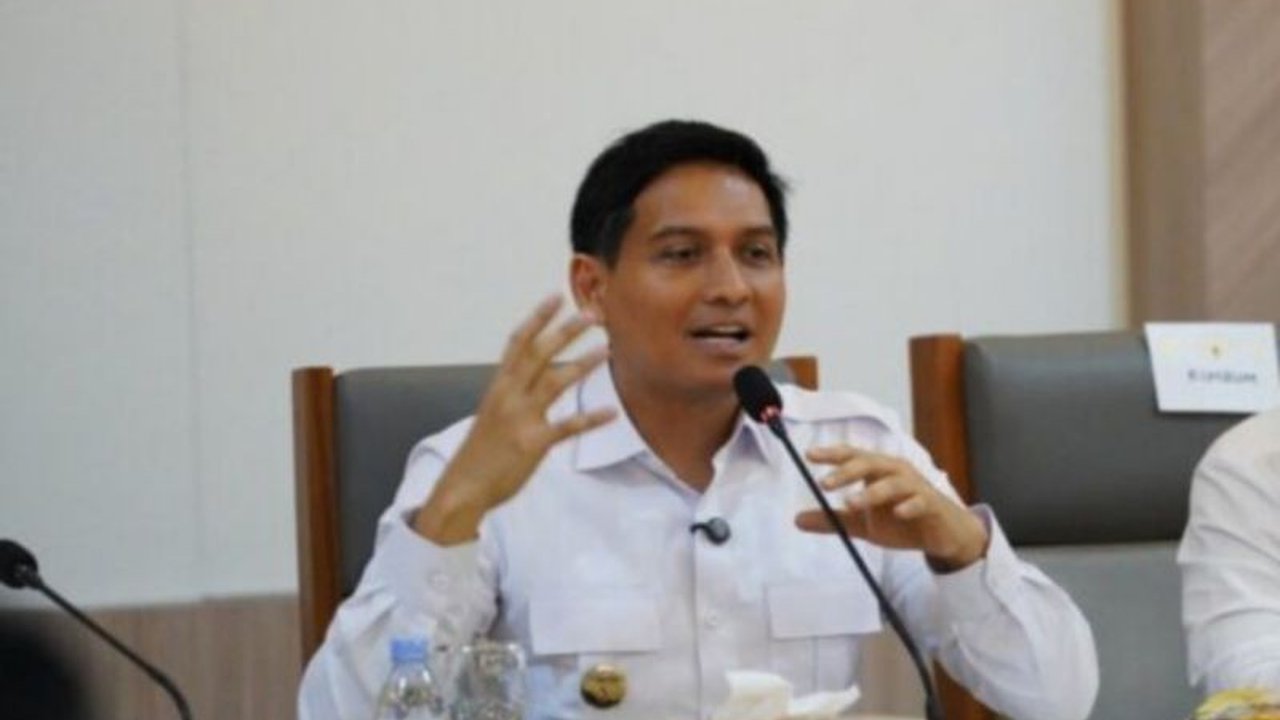Pemerintah Kabupaten Indramayu mengalokasikan Rp3,31 miliar untuk proyek rekonstruksi Jalan SP Sudikampiran-Gadingan. Langkah ini bertujuan meningkatkan konektivitas dan ekonomi lokal, menjamin **rekonstruksi jalan Indramayu** yang berkualitas demi keseja