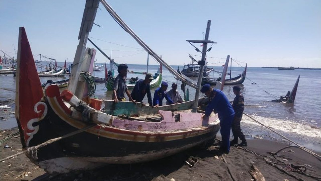 Gelombang tinggi dan angin kencang menyebabkan sejumlah perahu nelayan rusak di Situbondo. Peristiwa ini mengakibatkan kerugian material yang tidak sedikit bagi para nelayan.