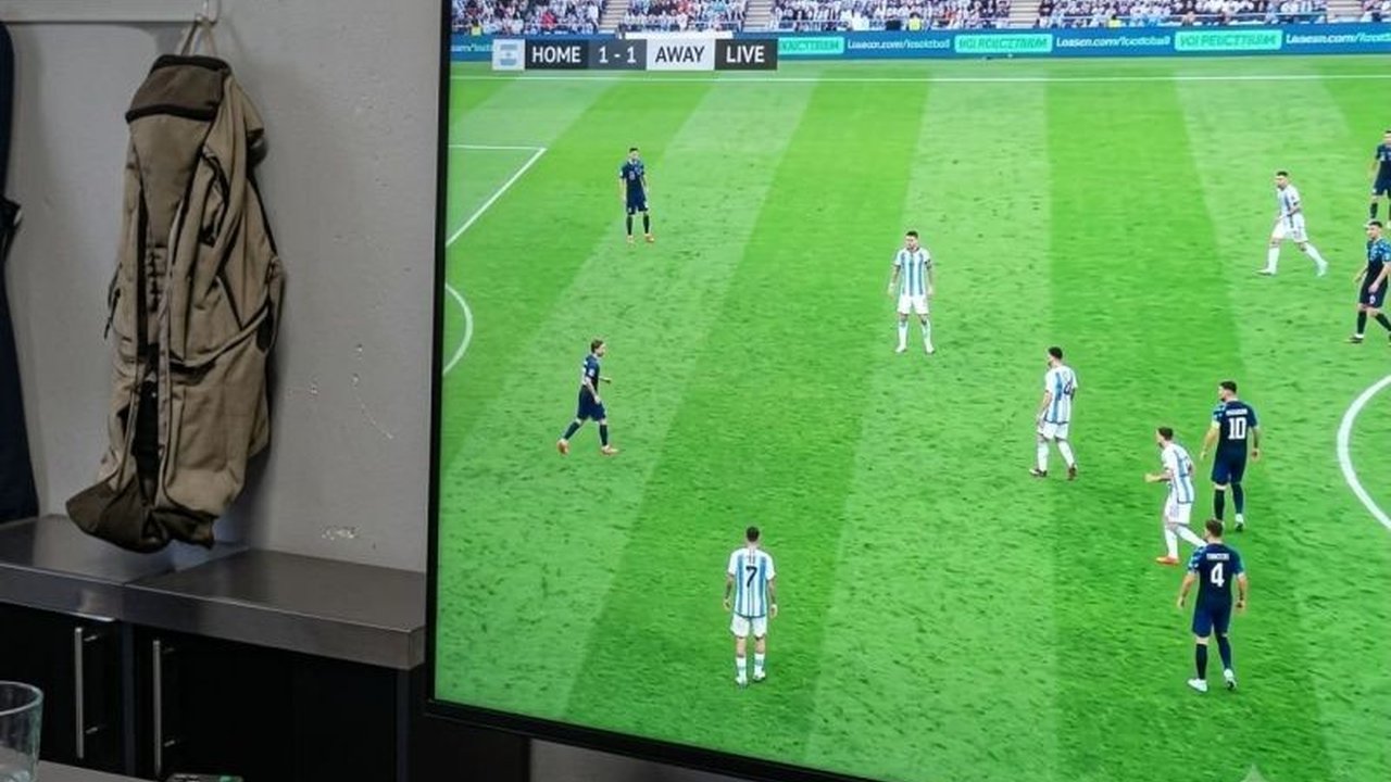 Pemerintah Kabupaten Tangerang telah menjatuhkan sanksi kepada Sekcam Mauk berinisial MK yang tertangkap basah bermain PlayStation saat jam pelayanan, memicu permohonan maaf dari Camat Mauk dan komitmen perbaikan disiplin ASN.