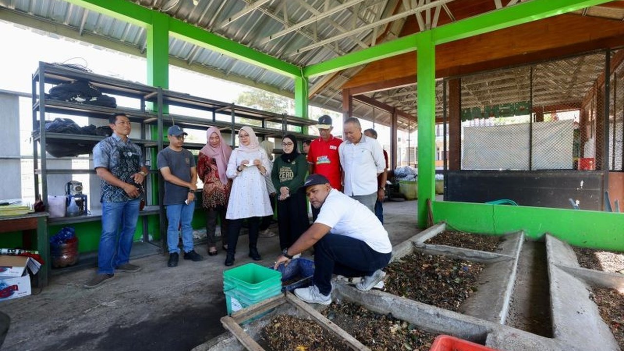 Bupati Ipuk Fiestiandani menyoroti Kelurahan Bakungan sebagai teladan dalam pengelolaan sampah mandiri, menunjukkan bagaimana partisipasi warga mampu mengubah limbah menjadi nilai ekonomi dan menjaga lingkungan.
