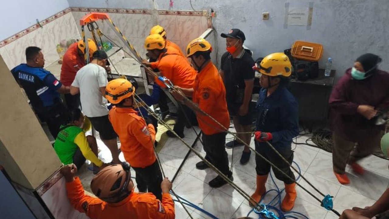 Tim BPBD Ponorogo berhasil melakukan evakuasi dramatis terhadap seorang remaja yang terjatuh ke sumur sedalam 25 meter di Jenangan, Ponorogo. Bagaimana kronologi penyelamatan ini dan apa penyebab insiden remaja jatuh sumur tersebut?