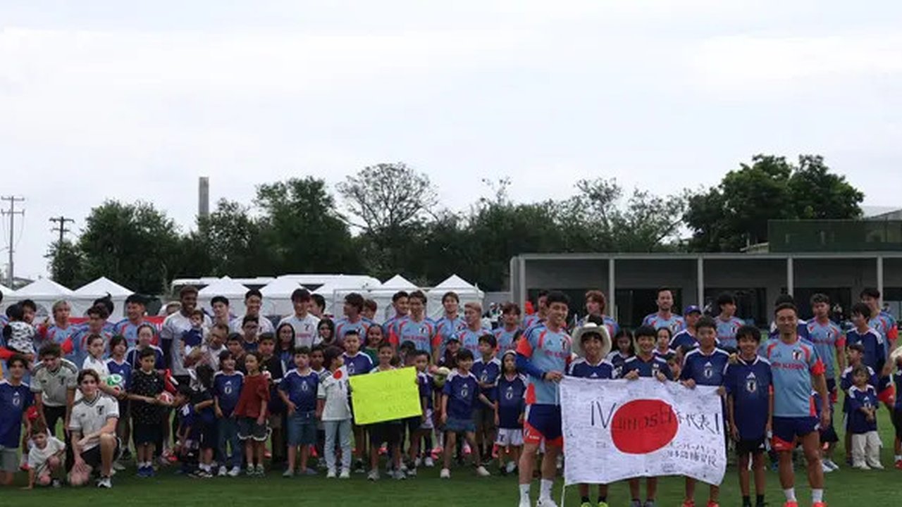 Para pemain Jepang berpose untuk foto bersama para penggemar saat sesi latihan di Pusat Latihan Tigres (CET) di San Nicolas de los Garza, dekat Monterrey, Meksiko, pada 6 Juni 2026, menjelang