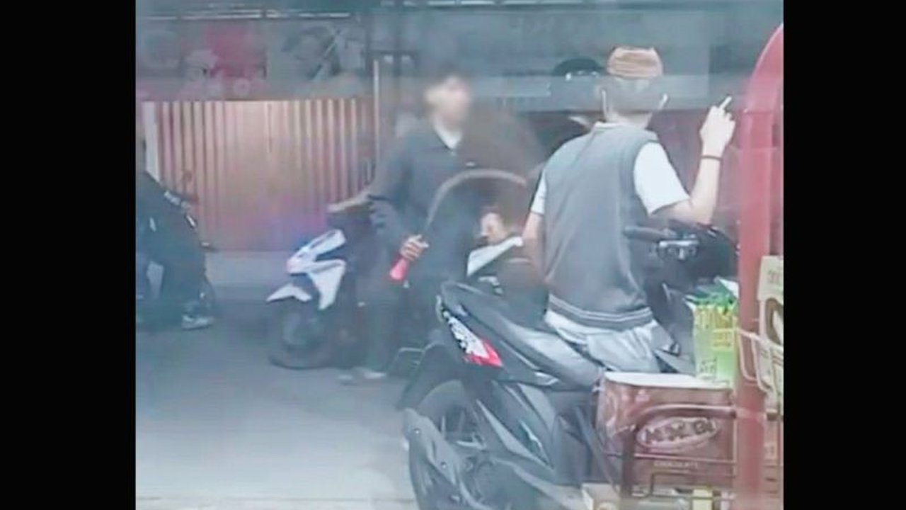 Aparat kepolisian berhasil mengungkap aksi curanmor dan kekerasan di Karawang yang terekam CCTV terhadap dua remaja. Pelaku kini dalam pengejaran setelah identitasnya terungkap.