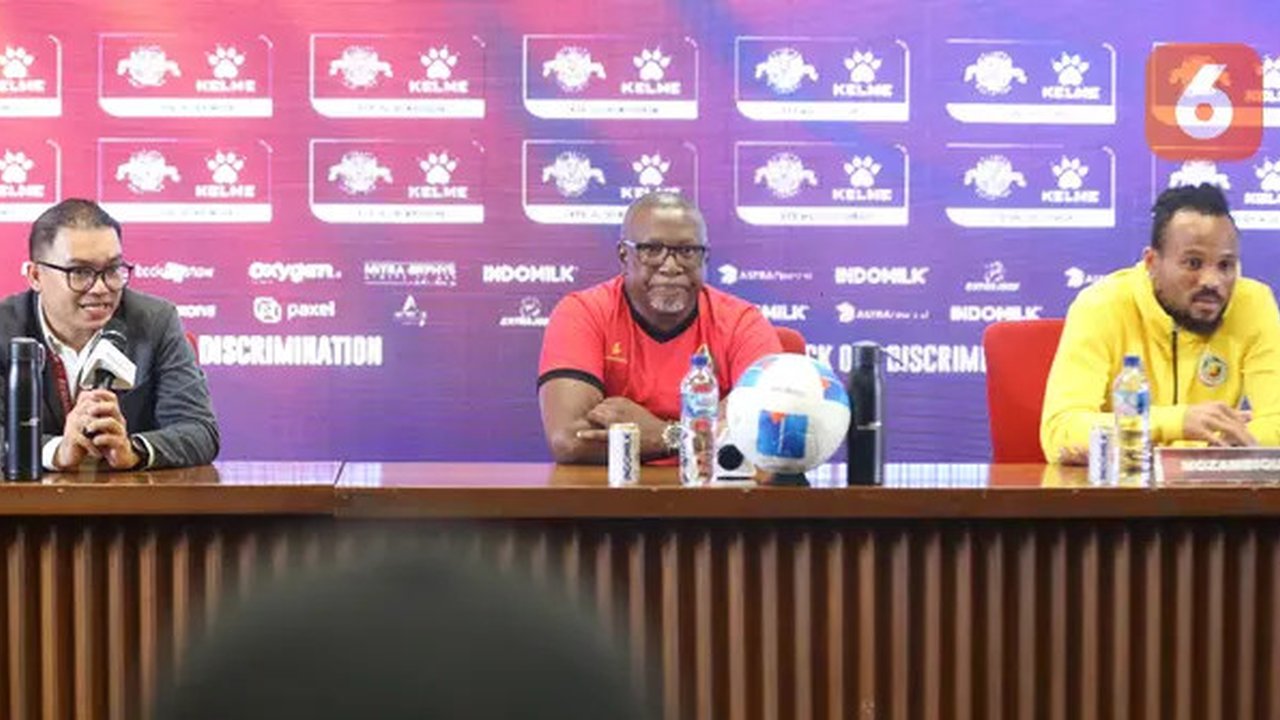 Pelatih Timnas Mozambik, Chiquinho Conde (tengah) saat menjalani sesi konferensi pers di Stadion Utama Gelora Bung Karno, Jakarta, Senin (8/6/2026). (Bola.com/Abdul Aziz)