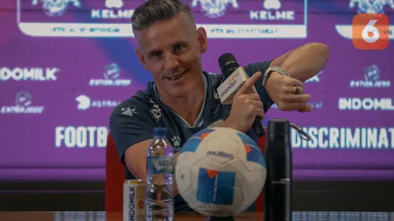 Pelatih Timnas Indonesia, John Herdman dalam sesi konferensi pers di Stadion Utama Gelora Bung Karno, Jakarta, Senin (8/6/2026). (Bola.com/Abdul Aziz)