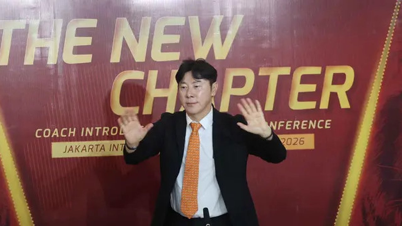 Shin Tae-yong saat diperkenalkan sebagai pelatih kepala Persija yang baru di Jakarta International Stadium, Senin (8/6/2026) siang WIB. (Bola.com/M Iqbal Ichsan)