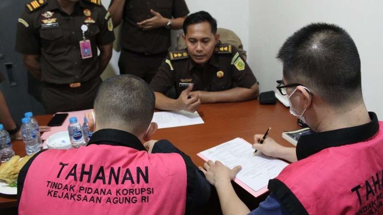 Kejaksaan Agung menyerahkan 11 tersangka kasus dugaan korupsi ekspor CPO dan produk turunannya yang disamarkan sebagai limbah POME, merugikan negara miliaran rupiah.
