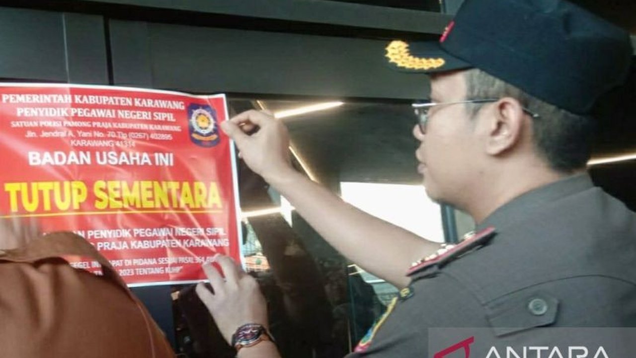 Satpol PP Karawang segel Karawang Theatre Night Mart menyusul viralnya video pesta gay dan temuan penjualan minuman beralkohol tanpa izin, memicu respons tegas terhadap pelanggaran di THM Karawang.
