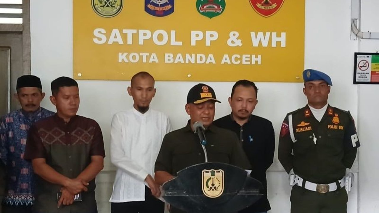 Satpol PP dan Wilayatul Hisbah (WH) Kota Banda Aceh memproses sembilan pasangan terduga pelanggar syariat Islam atau hukum jinayat yang terjaring patroli, menegaskan komitmen penegakan Pelanggaran Jinayat Banda Aceh.